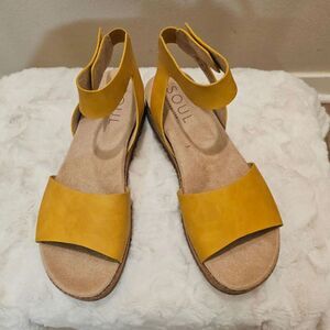 NWOT Naturalizer Soul Deara Yellow Ankle Strap Sandals Size 8.5